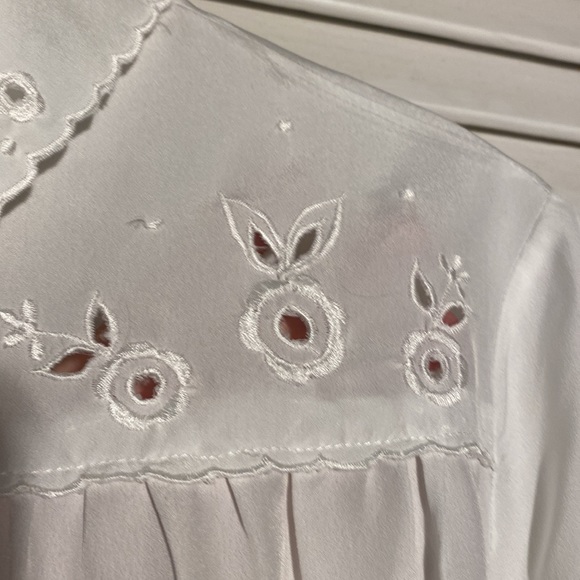 White eyelet collar/front, short sleeves, gathered back, 100% polyester. - Picture 4 of 8